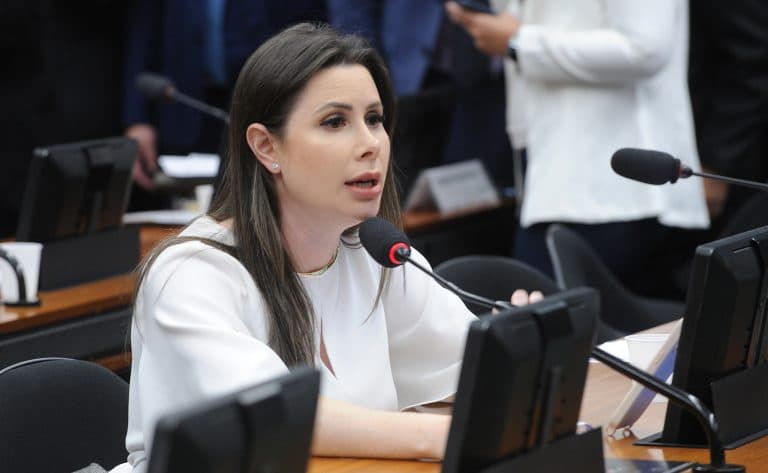Comissão aprova transporte de armas municiadas para clubes, competição e treino - Portal da Câmara dos Deputados